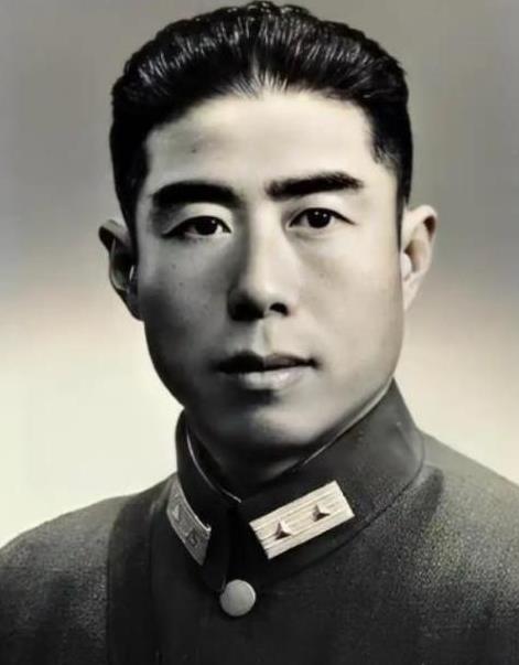 1950年，一个四川村妇向解放军举报自己的丈夫，说他言行举止不像一个普通人。解放