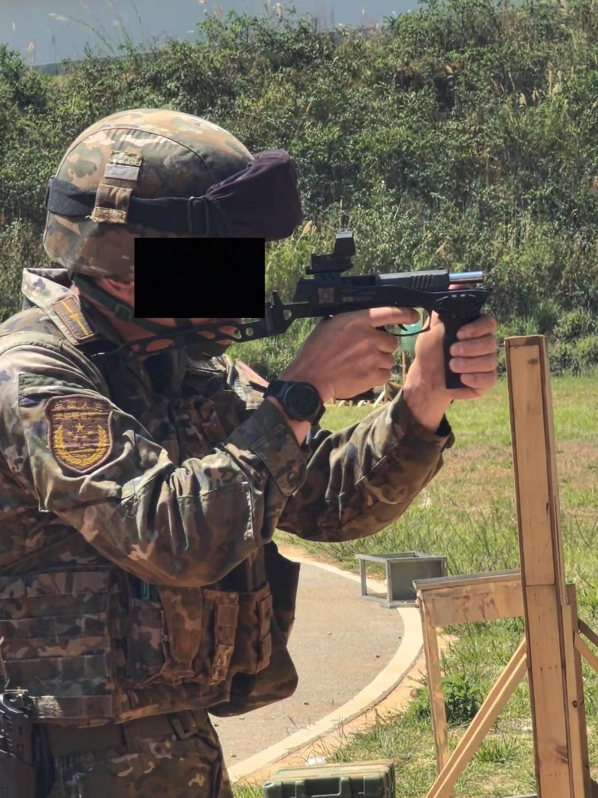 给九二式手枪配上扩展枪托和光瞄，射击稳定性和精度都有了提高，手枪变成了用于个人