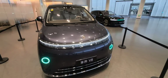 今天到门店打卡，近距离看这台全新家庭智慧旗舰MPV——享界V8。整车流畅优雅的车身比例，一改传统MP