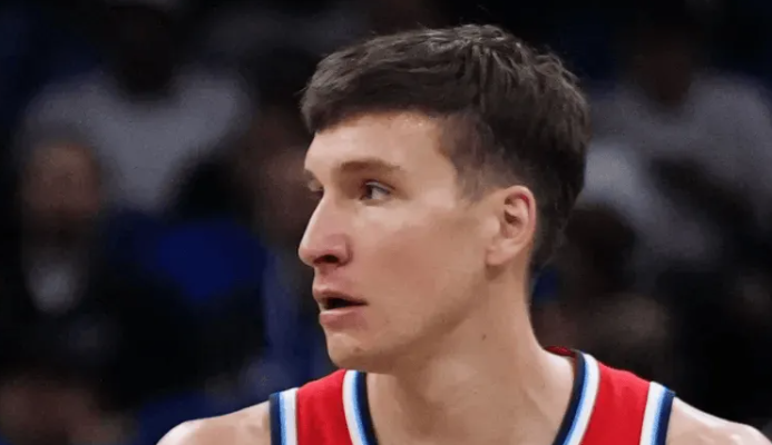 明日NBA常规赛：快船将于客场挑战湖人。赛前，船记社媒发文表示：“波格丹诺维奇