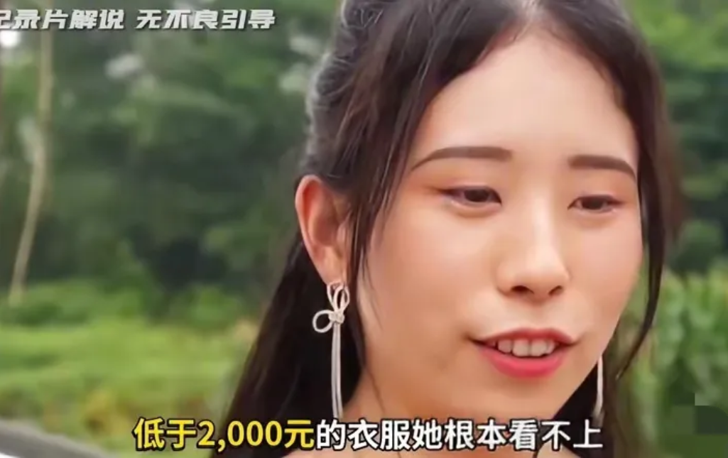 “一般的男人配不上我”浙江金华，有一名42岁的女子在公园相亲，相亲的过程中语出惊