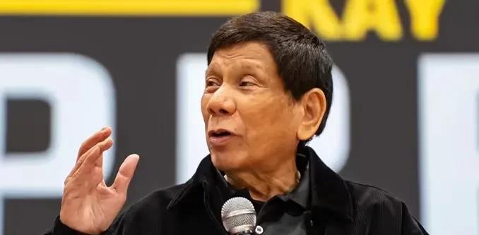 “我父亲为你的父亲举行了英雄葬礼，而你却让我的父亲进了监狱。”这是杜特尔特的儿子