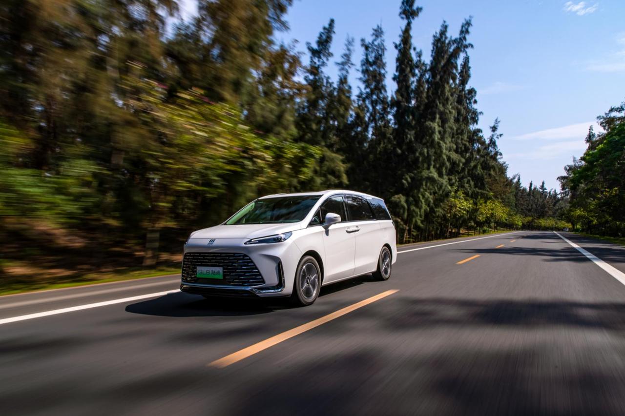 能耗低至1.25L/100km，加速7.7秒破百！别克GL8陆尚PK丰田赛那
