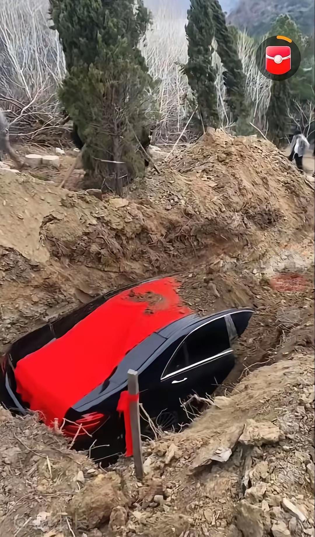 说实话，头一回听说给死人埋真奔驰的。辽宁那个金某，4月9日干了件让全网看傻的事—