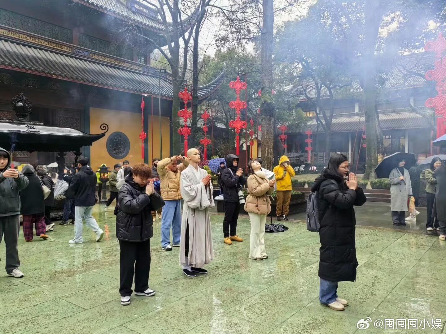 梓渝被误会是寺里的僧人梓渝被路人误会是寺里的僧人了，好帅的小师傅啊。梓渝被路人认