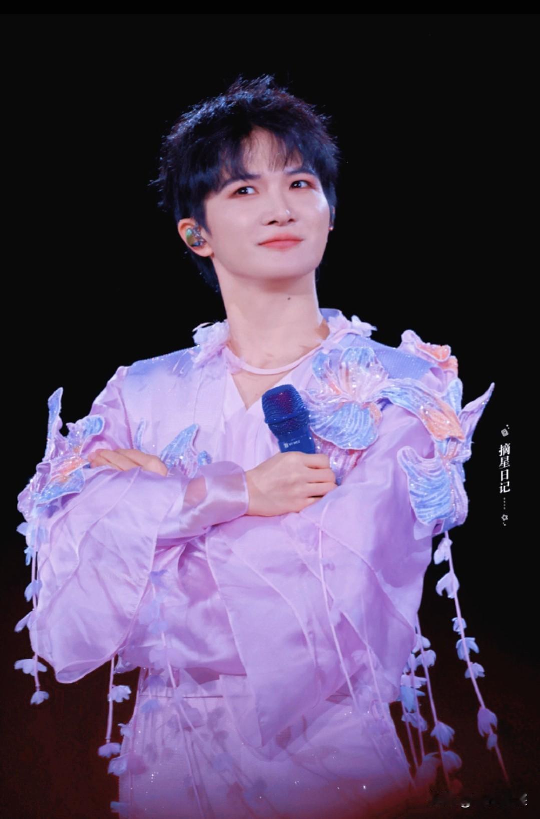 昨天跨年夜，我拿着遥控器换了一圈台，好家伙，感觉周深是不是学会了“影分身”？