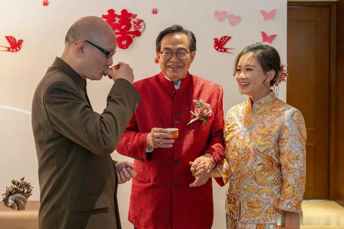 32岁香港演员晒结婚照片，73岁丈夫向小10岁岳父敬茶，翁婿是好友！​​​