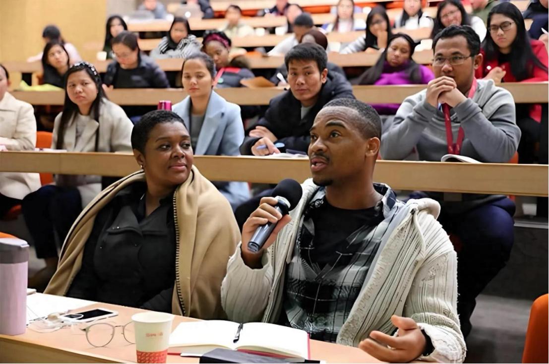 每年8万非洲学生来中国留学，与其他们来，不如送专家去非洲任教！教育部公布的权威数