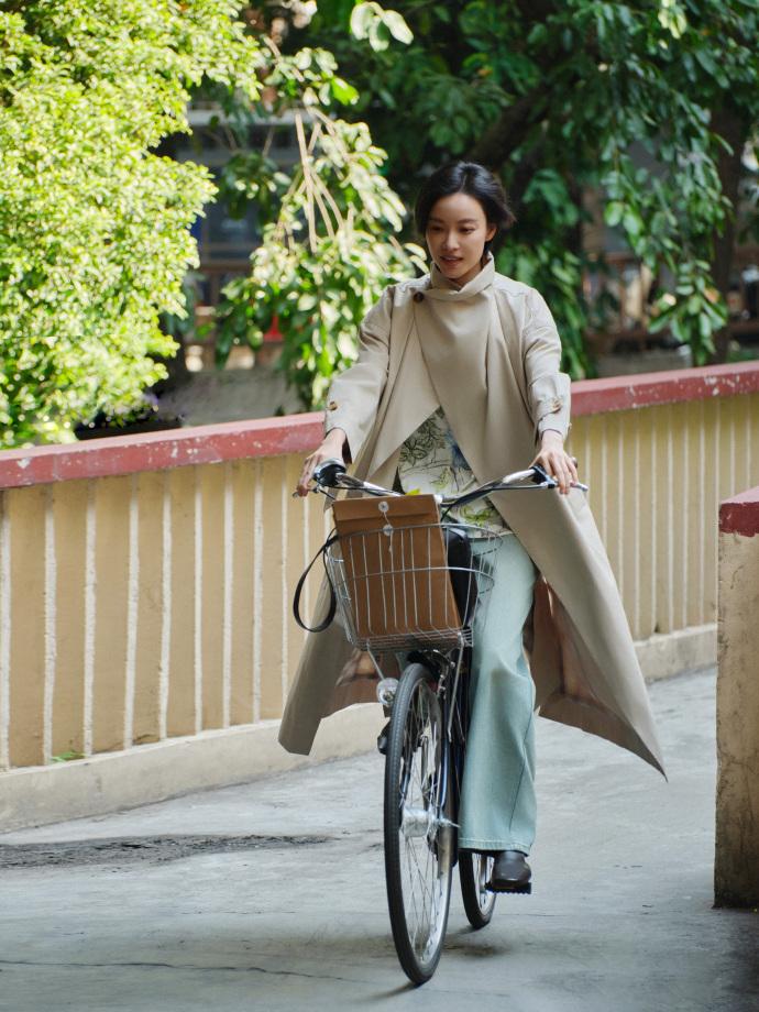 最近倪妮骑着自行车拍摄了一组很漂亮的大片，她这次照片看上去很有光影色彩，复古中带