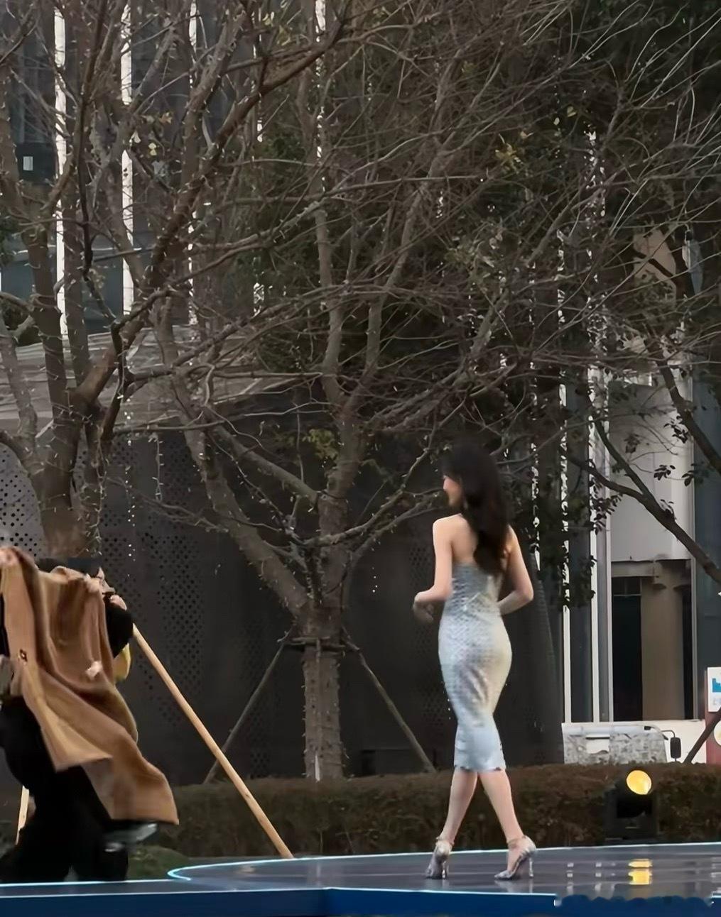 一米七+的身高具象化了唐嫣女士自身身时尚条件太棒了吧👏