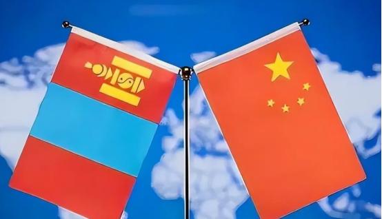 你去蒙古国待几天就会发现一个特别拧巴的现象。乌兰巴托街头的年轻人，嘴上骂着中国，