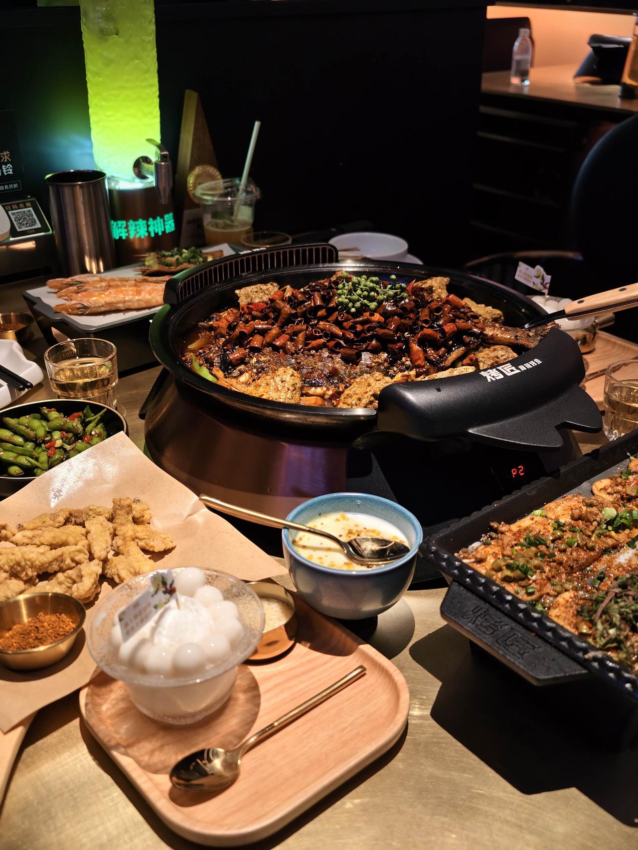 🐟不吃火锅，就吃烤匠！终于吃上了火遍成都重庆的招牌麻辣烤鱼～烤鱼外焦里嫩，