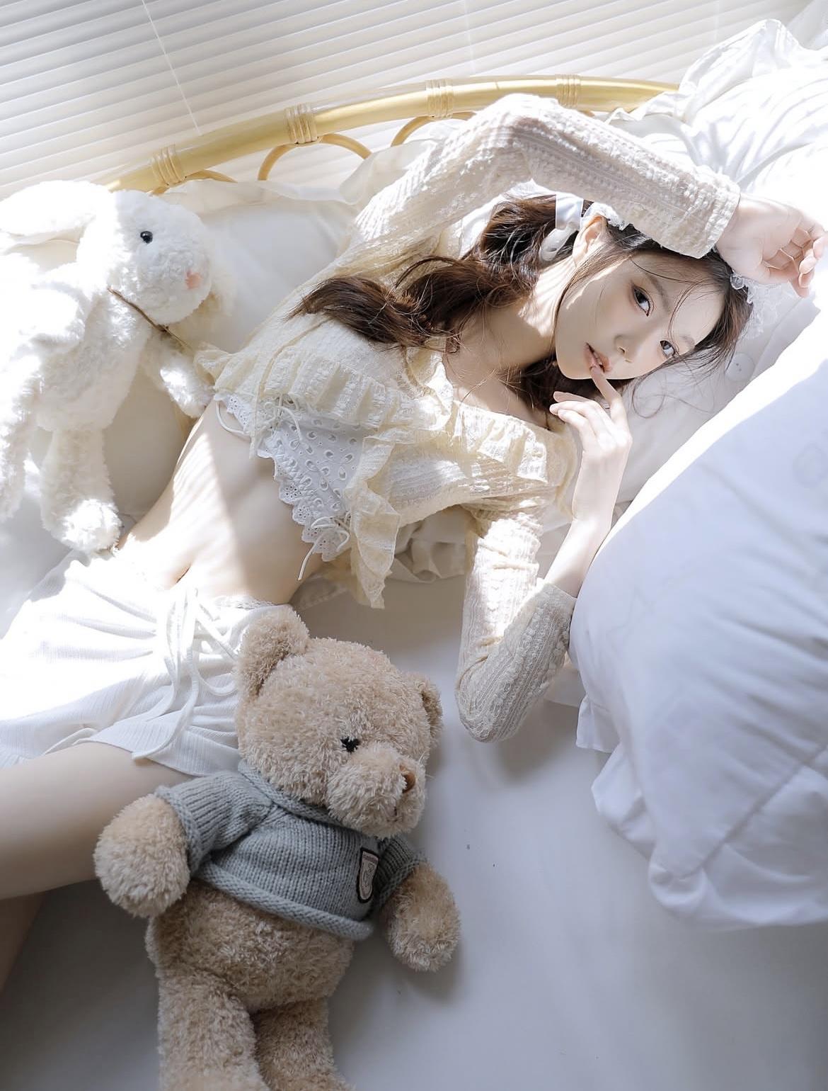 清新脱俗的女孩子，她们的眼神清澈如水，能洞察人心，却又充满了温柔与关怀。