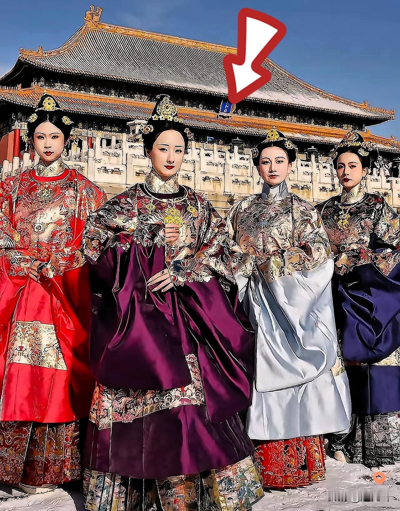 真是活久见，故宫东华门这波操作，属实给爷整笑了。上午刚摆出来的汉服租赁摊，屁