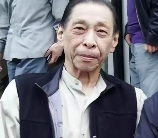 1991年，杜月笙的儿子杜维善来到了北京，想收回父亲当年购置的四合院，然而住户却