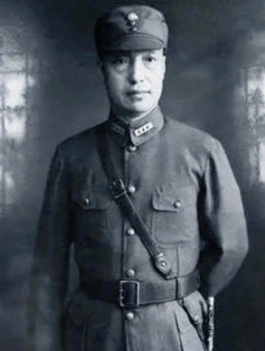 1950年，36军军长刘万春接到通知到北京参加会议，可是刚下车，就看到几名全