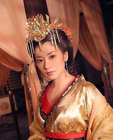 公元693年，武则天杀掉2个儿媳，却眯着眼问儿子李旦：“刘妃、窦妃怎不来请安？”