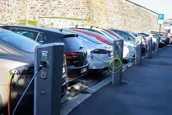 现在的挪威已和中国深深绑定在一起，绑定的方式就是中国的电动汽车。而挪威和中国