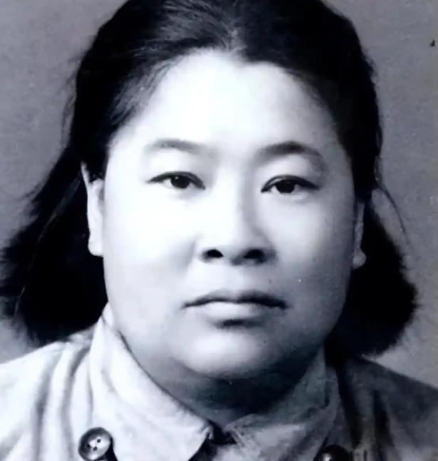 1937年，许世友见到周子昆的新婚妻子，随口夸了句：“还是你厉害，连她都敢娶！”