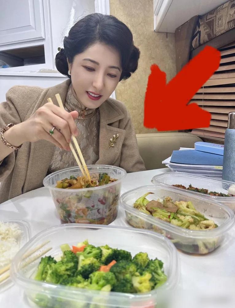 都别替曾黎可惜了。男友脖子上的肉堆了三层，当街剔牙，骑个小电驴就带着“中戏2