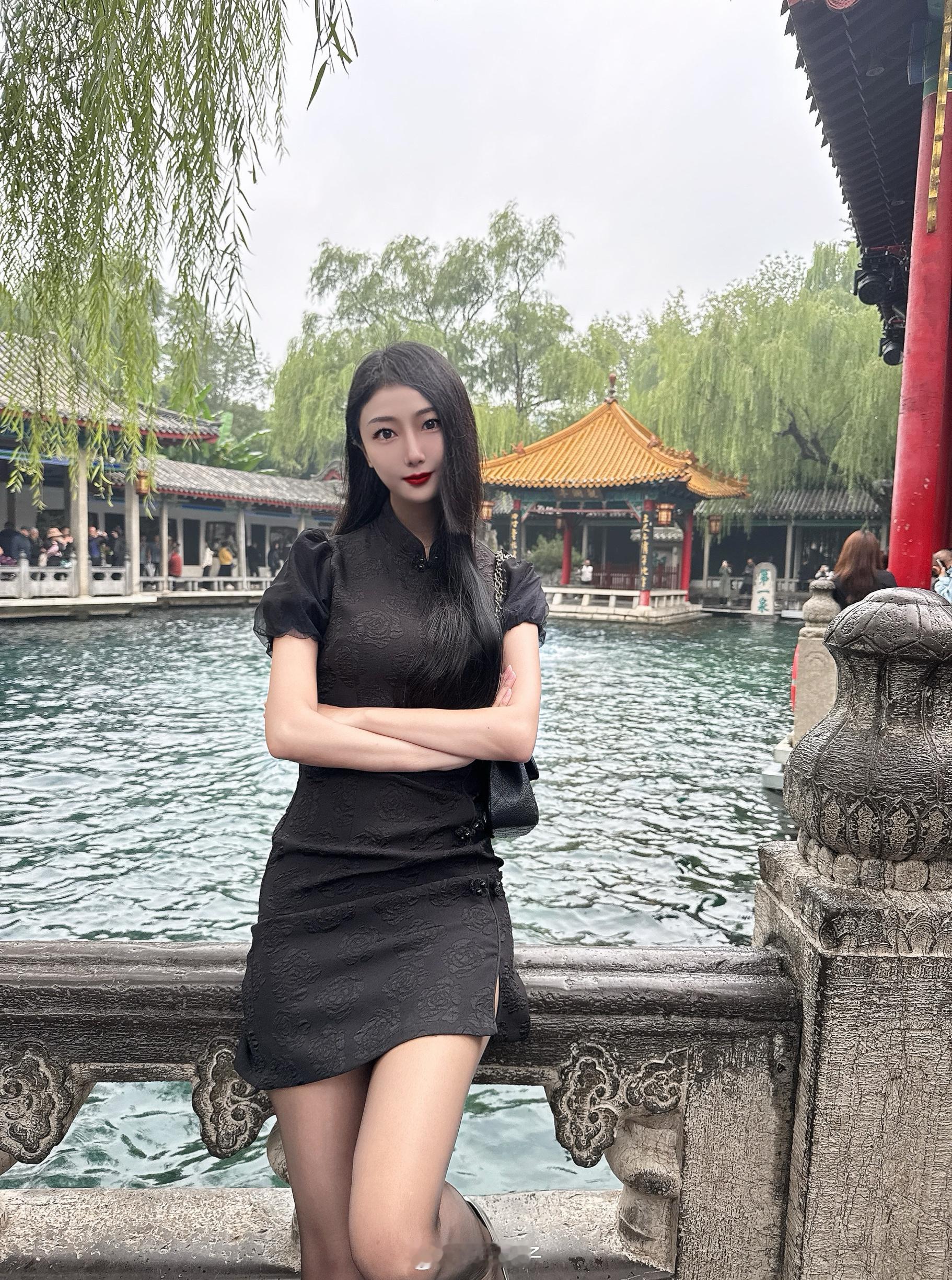 趵突泉真的和旗袍很搭配哦穿搭分享涞觅润丝极品身材​​​