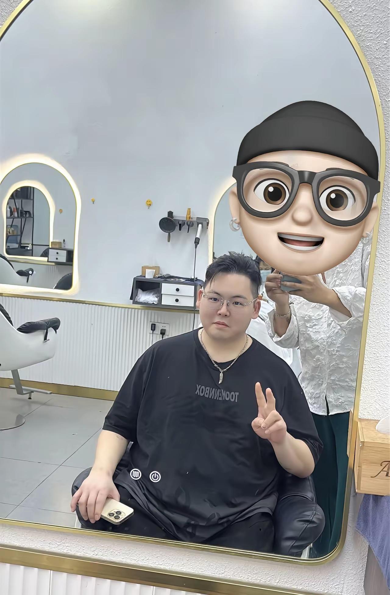 看这向佑的日子，是真没一点豪门少爷的样——旧手机屏幕裂了道缝还攥在手里用，外套洗