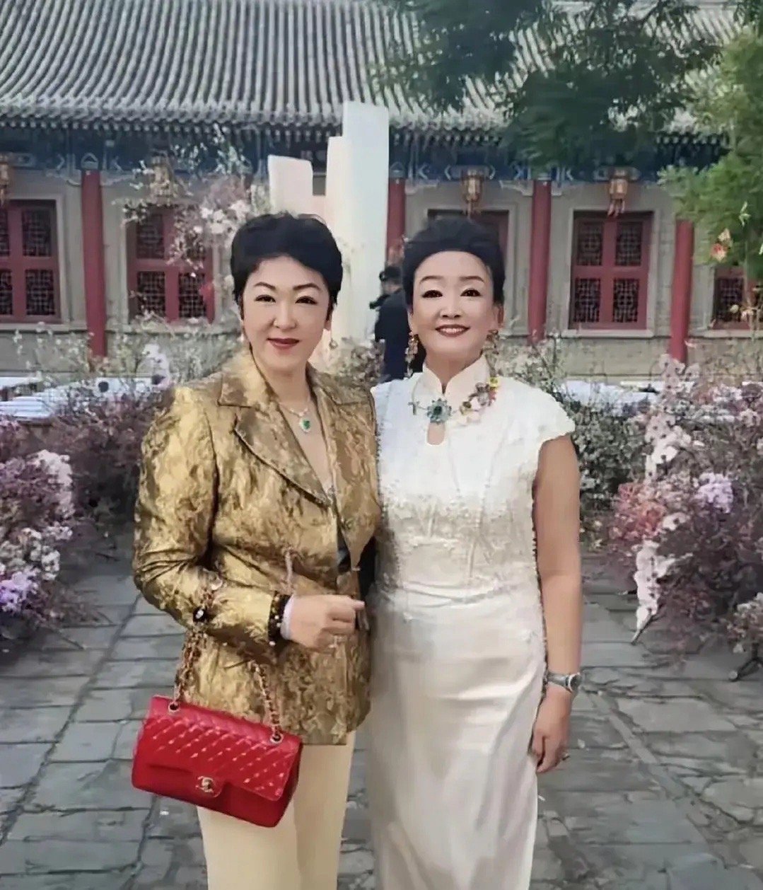 汪小菲大婚时，他的父亲也来了，还带着现任老婆一起来的。张兰对汪则翰确实不薄