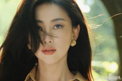朱珠果然是女人中的女人朱珠头发丝都在发光真的是女人中的女人呀，我们的朱珠头发丝