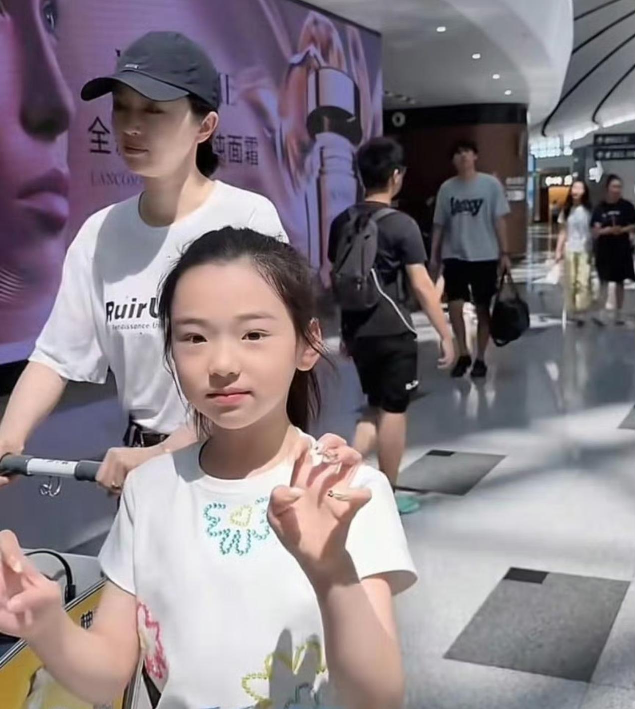 小小年纪就热衷于做美甲，她妈妈董璇也太开明了。​​​