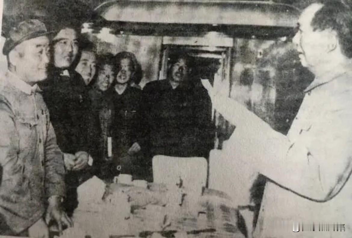 1958年11月1日，毛泽东主席在前往郑州参加中央工作会议途中，专列在邯郸国棉二