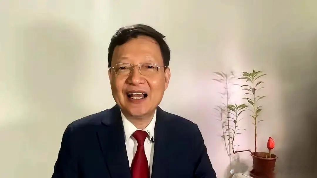 3900点，魔幻的一幕来了。李大霄在那喊“快跑，随时砸盘”，任泽平在对面吼“快冲