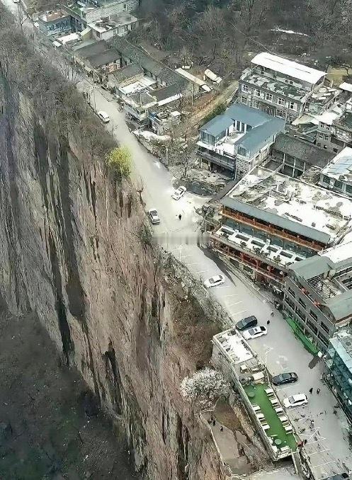 一个敢施工，一个敢住。
