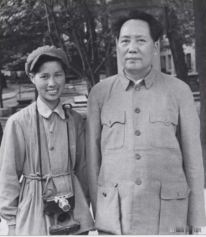 1949年5月，在香山双清别墅，年轻的摄影师侯波第一次近距离见到毛泽东主席，并和
