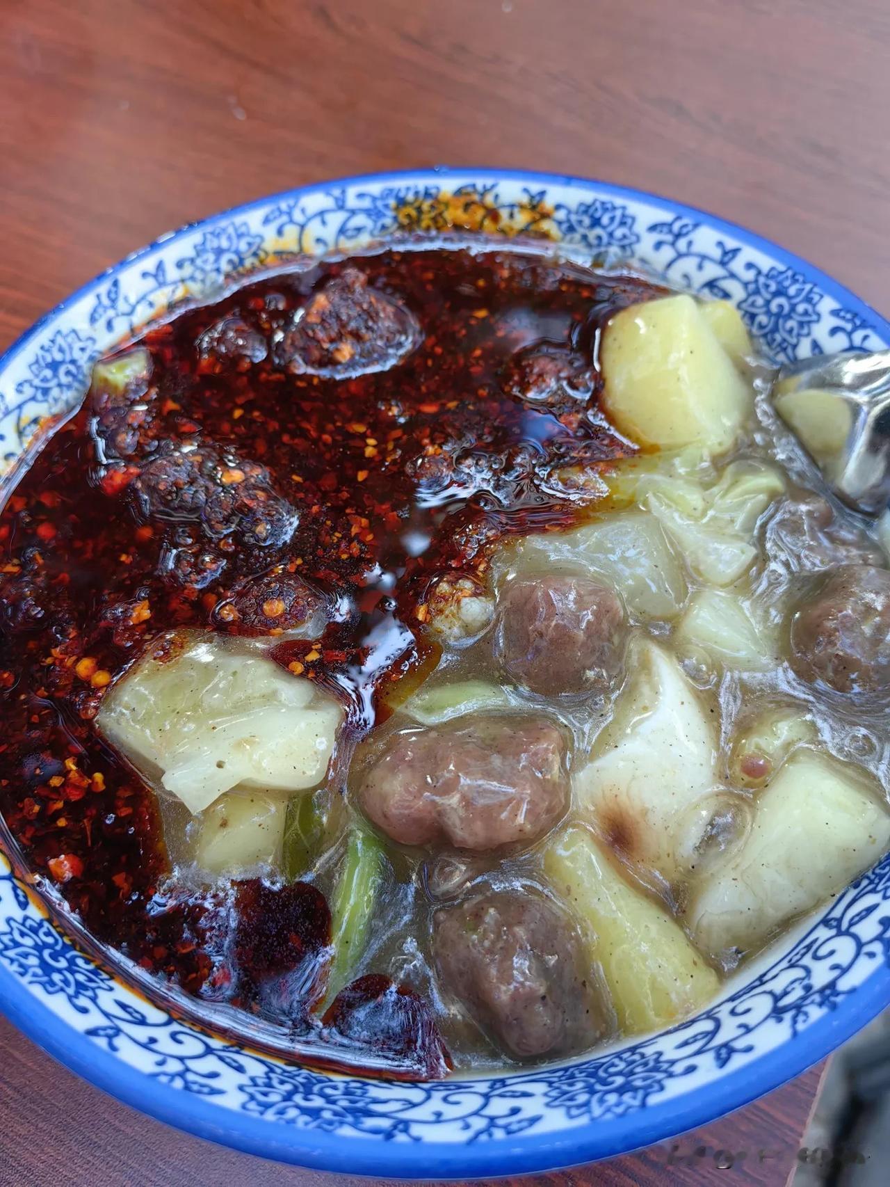 一碗胡辣汤，半碗辣子，这才够味！在河南开封，有一家开了二三十年的胡辣汤店，那