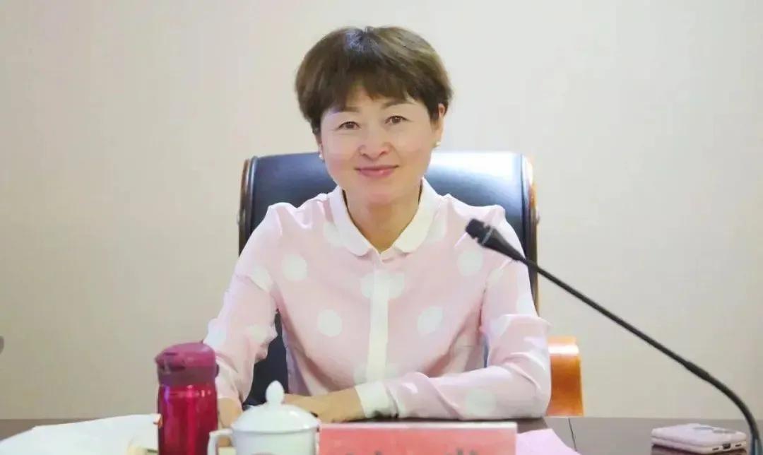 你看她笑的多么无邪、含蓄、儒雅，真实面目是个两面人、伪君子。1973年出生，还是