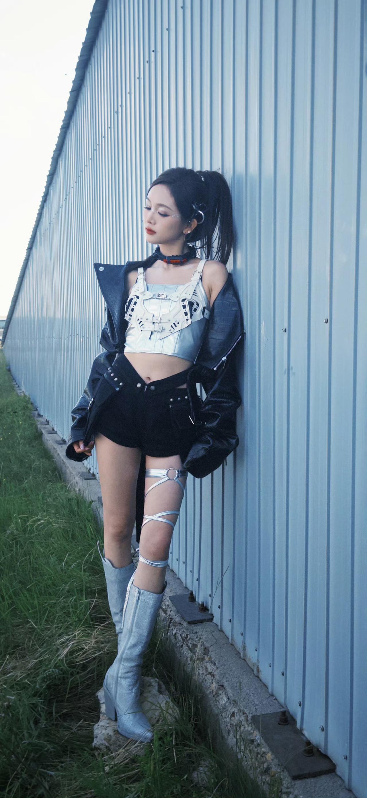 酷炫机车风穿搭，金属质感与未来感十足！🔥🔥🔥吴宣仪！！！