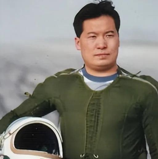 1987年，飞行员徐勇凌驾驶一架歼6战斗机，听错口令，撞上长机，坠毁在云南的深山