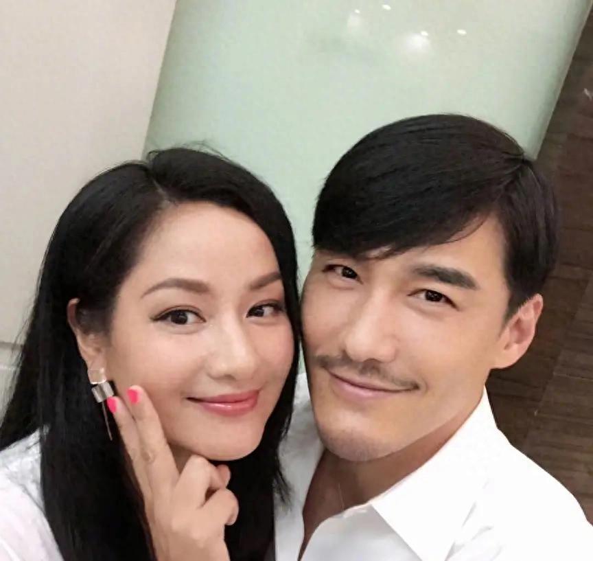 瞿颖自曝拒绝胡兵表白，只因怕分手后失去半生挚友。这故事我听完，觉得比任何编剧写的