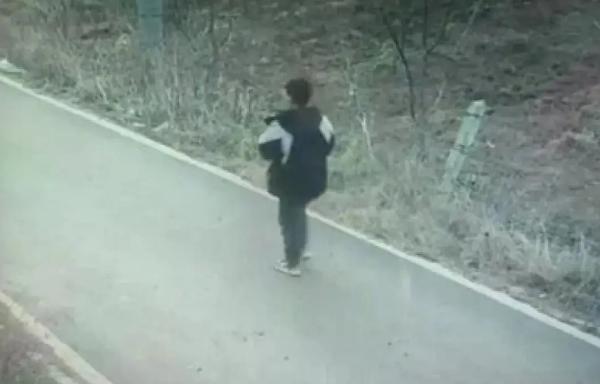 离了个大谱！近日，河南平顶山，一男孩春节沉迷手机，开学后不想上学，便了躲起来，父