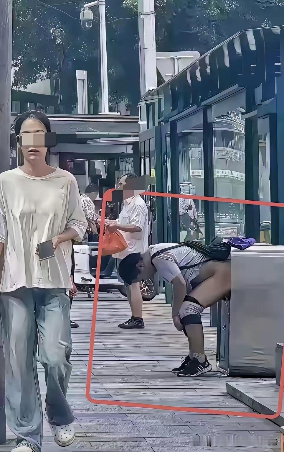 都没法说了，家人们！南宁总部基地地铁站又整迷惑活了——厕所就在旁边带指引，偏有