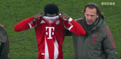 拜仁6：1亚特兰大，伤了三员球员，分别是乌尔比希、阿芳索、穆夏拉。乌尔比希是头