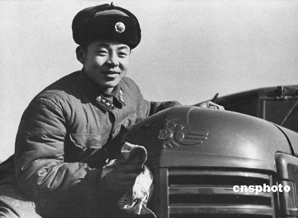 永不熄灭的灯1936年甘肃静宁的山坡上，13岁的放羊娃于心元第一次看见帽檐缀