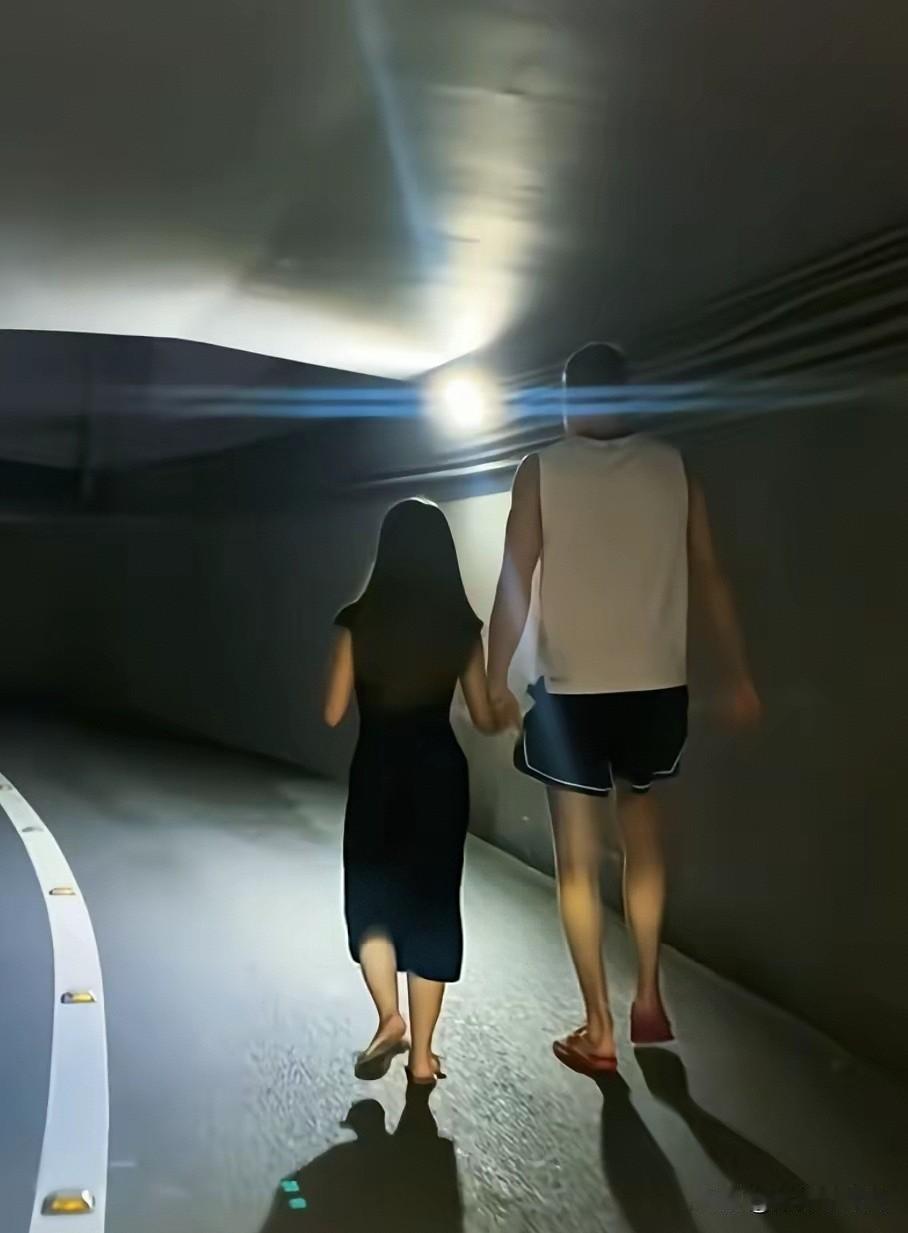广东男篮外援眉开眼笑！帮助广东男篮拿到2连胜后，卢卡-博日奇眉开眼笑！这名外援
