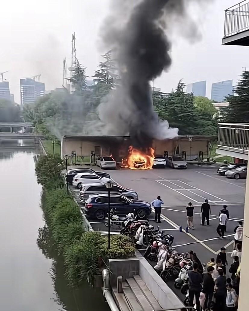 又是充着电起的火...刚开始的时候，第二台车只是冒烟，如果那会儿其余三个车主能