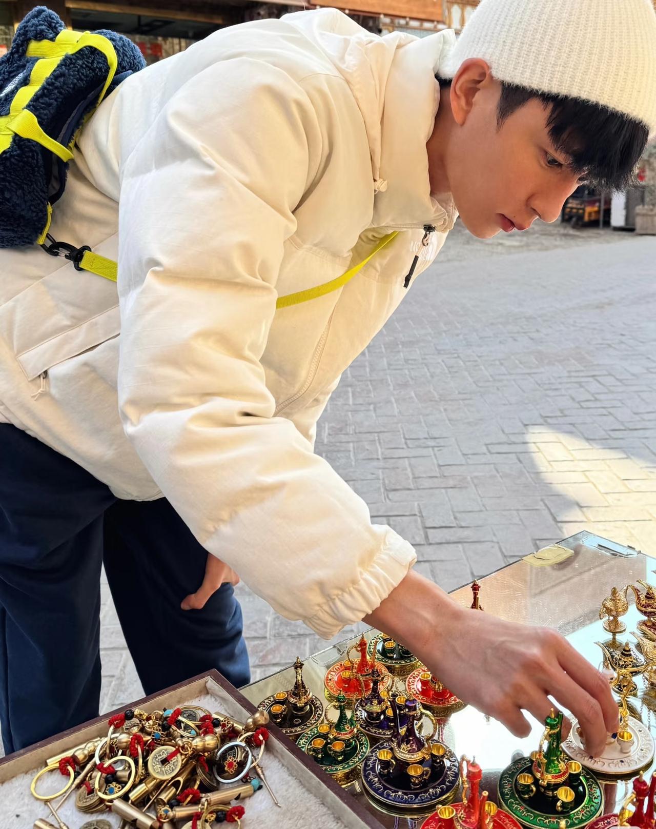 我还记得去年春晚于朦胧和艾热唱的《千里万里》，热巴在舞台上跳舞，我才知道于朦胧也
