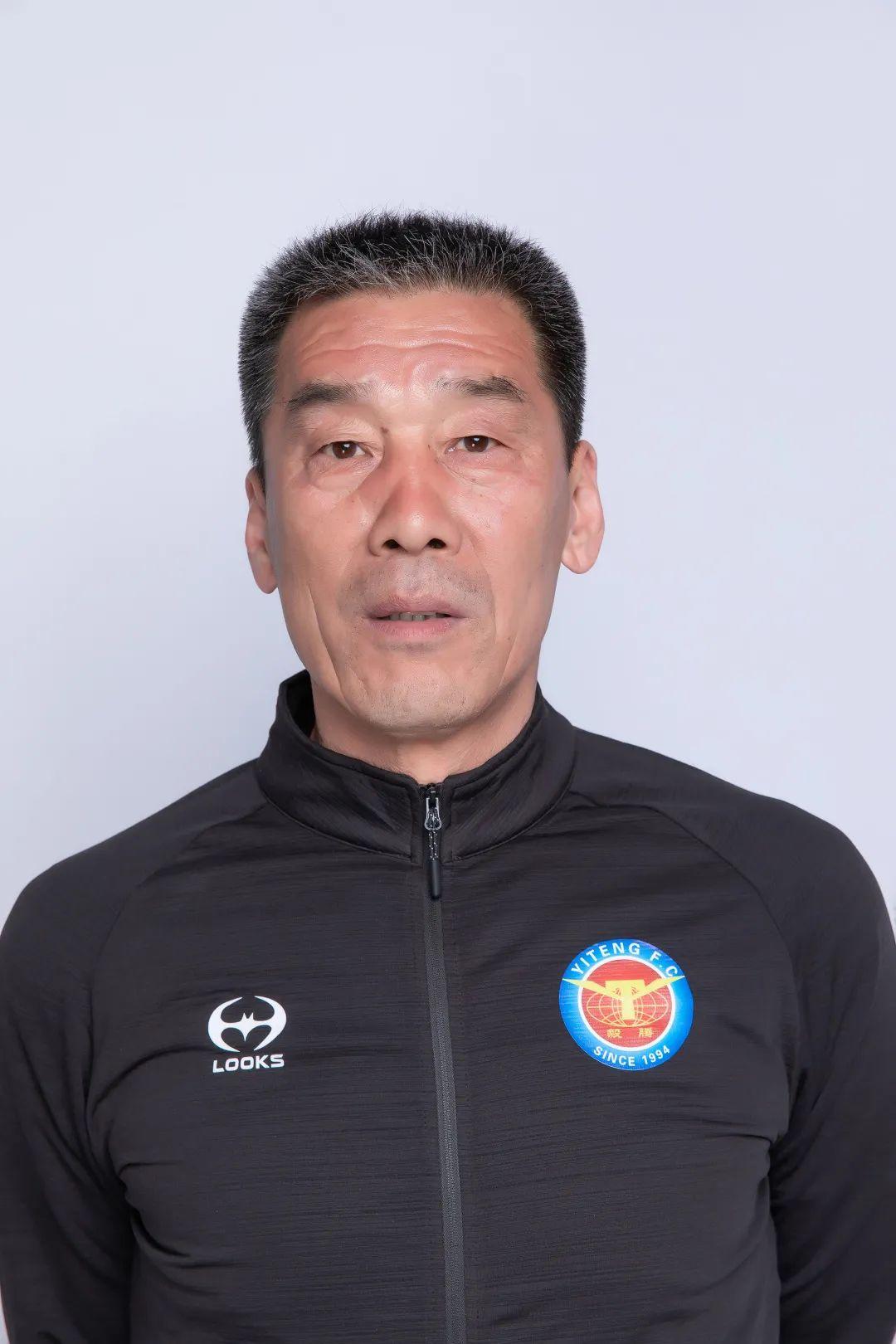 王军：在我离开辽宁队，正式向大连队报到的那天下午，我身着一套崭新的名牌运动服走进