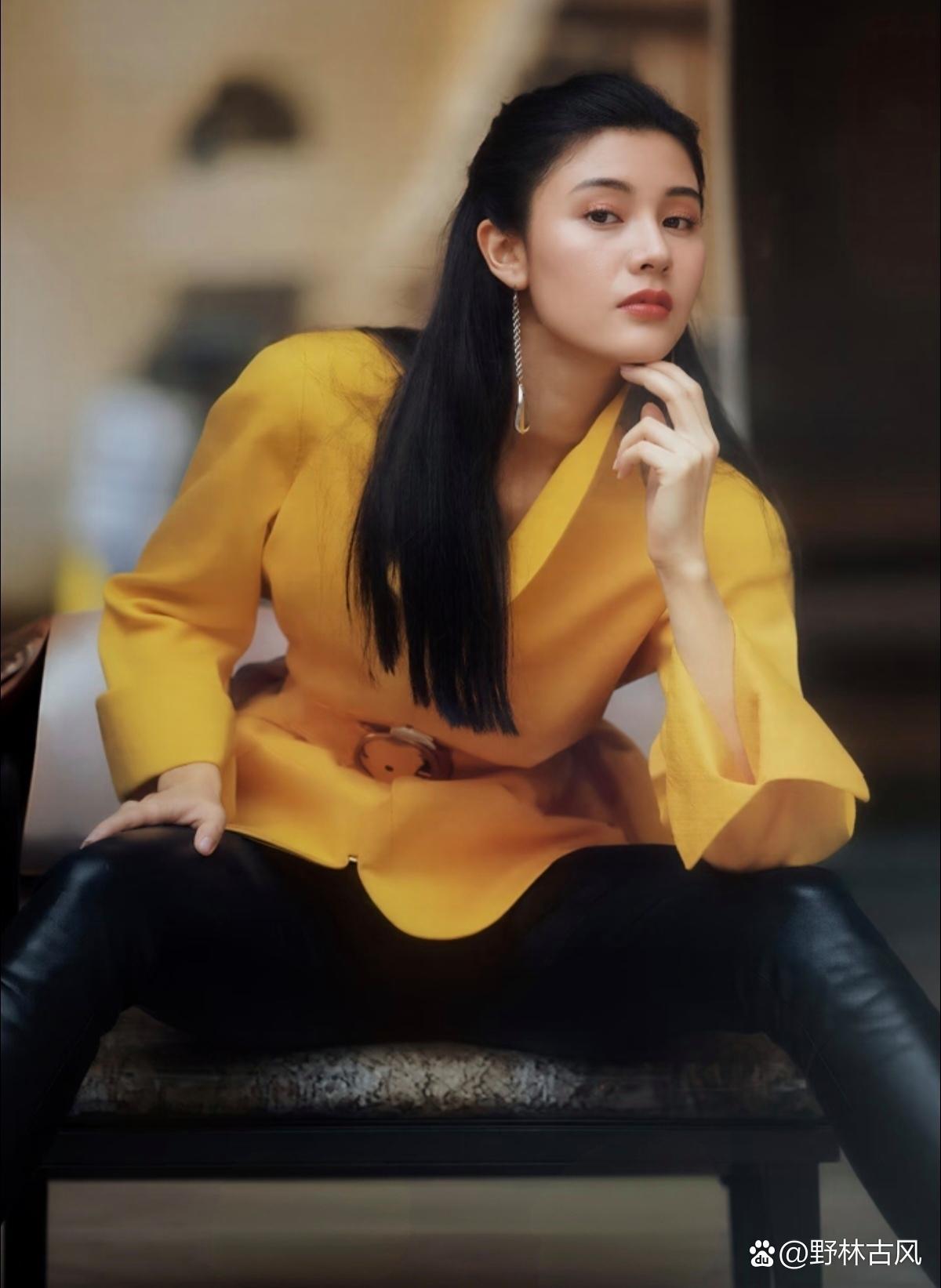李嘉欣老旧杂志内页曝光，风衣搭配皮裤造型，正是她的颜值巅峰时刻。