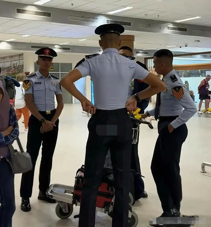 穿那么紧，一眼就看出是哪的