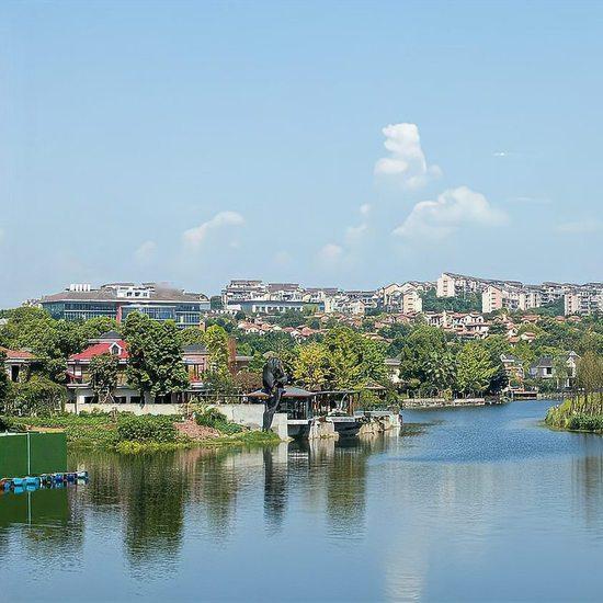 上联：半世湖山常驻梦，下联：一堤江水涤心魂，下联：万里烟波皆化境。