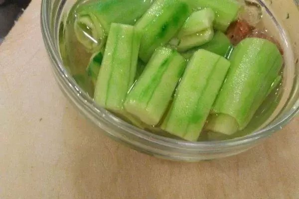 简单一个黄瓜这样泡制, 每天吃2块, 减肥速瘦8斤赘肉!
